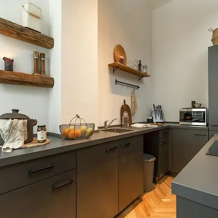 Center Luxury 4b Penthouse In